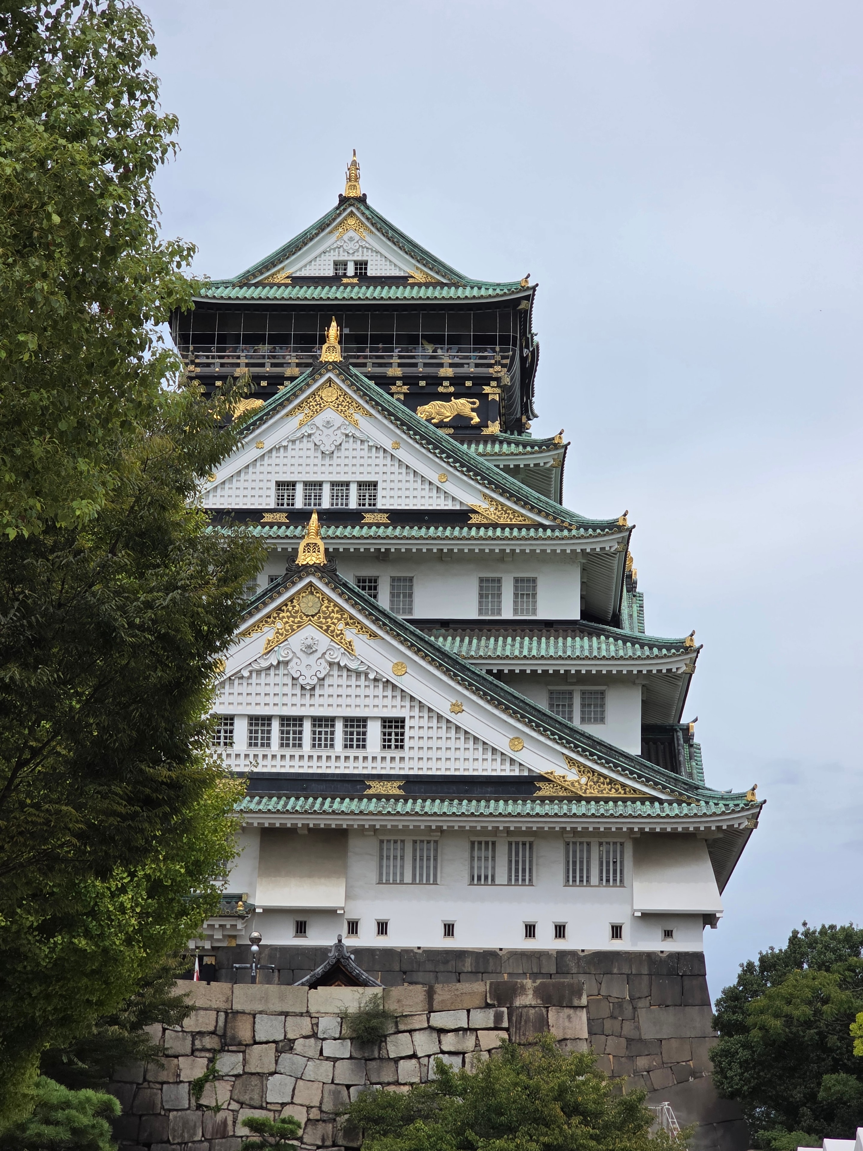 Castillo japonés con tejado verde